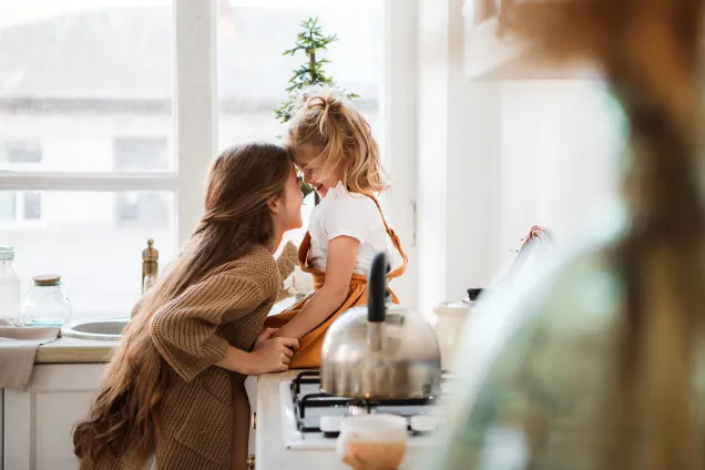 zussen giechelen samen in keuken