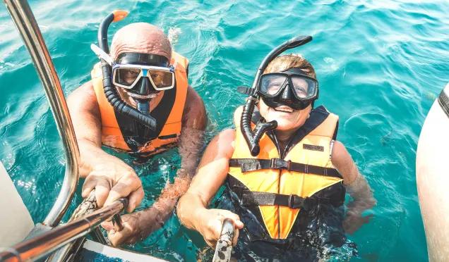 couple prêt à faire de l'apnée