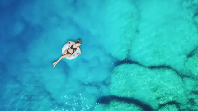 femme en bikini se relaxant dans la mer